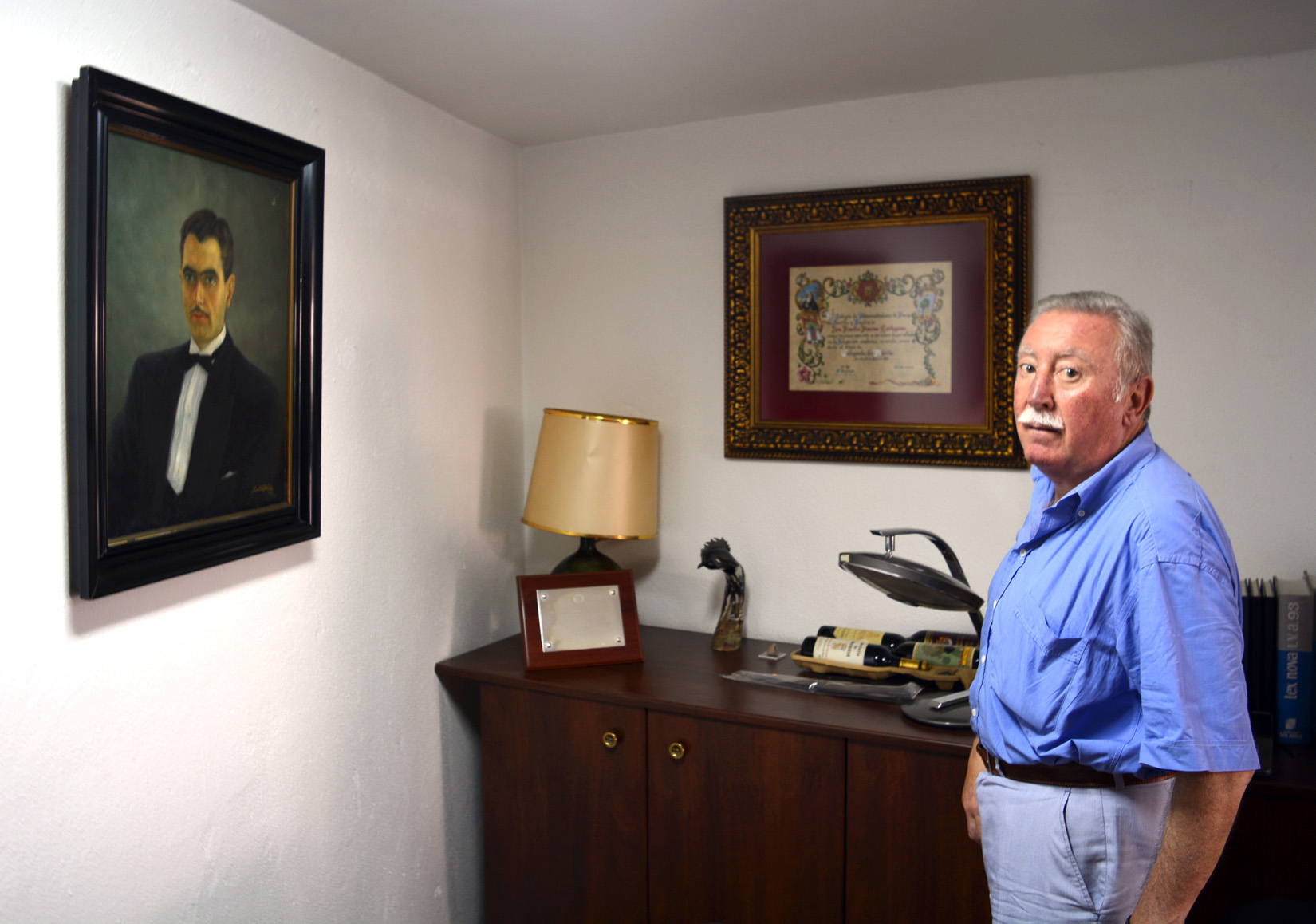 Jesús Jimeno Rodríguez en su despacho junto al cuadro de su padre, Emilio Jimeno Cortegano